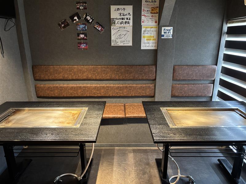 街路に面した店舗の外観と入口まわり