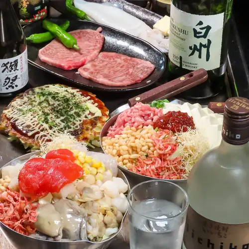 鉄板を囲むテーブル席と落ち着いた照明の店内