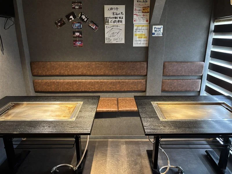 鉄板の湯気が立つ店内と料理が並ぶ様子